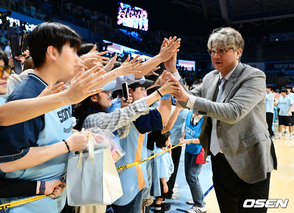 소노의 태풍이 정규리그 챔피언 LG마저 삼켰다. 고양 소노는 27일 고양소노아레나에서 개최된 2025-26 LG전자 프로농구 4강 플레이오프 3차전에서 창원 LG를 90-80로 이겼다. 3연승을 달린 소노는 창단 첫 챔피언결정전에 진출했다. 경기를 마치고 소노 손창환 감독이 팬들과 하이파이브를 하고 있다. 2026.04.27 / jpnews@osen.co.kr