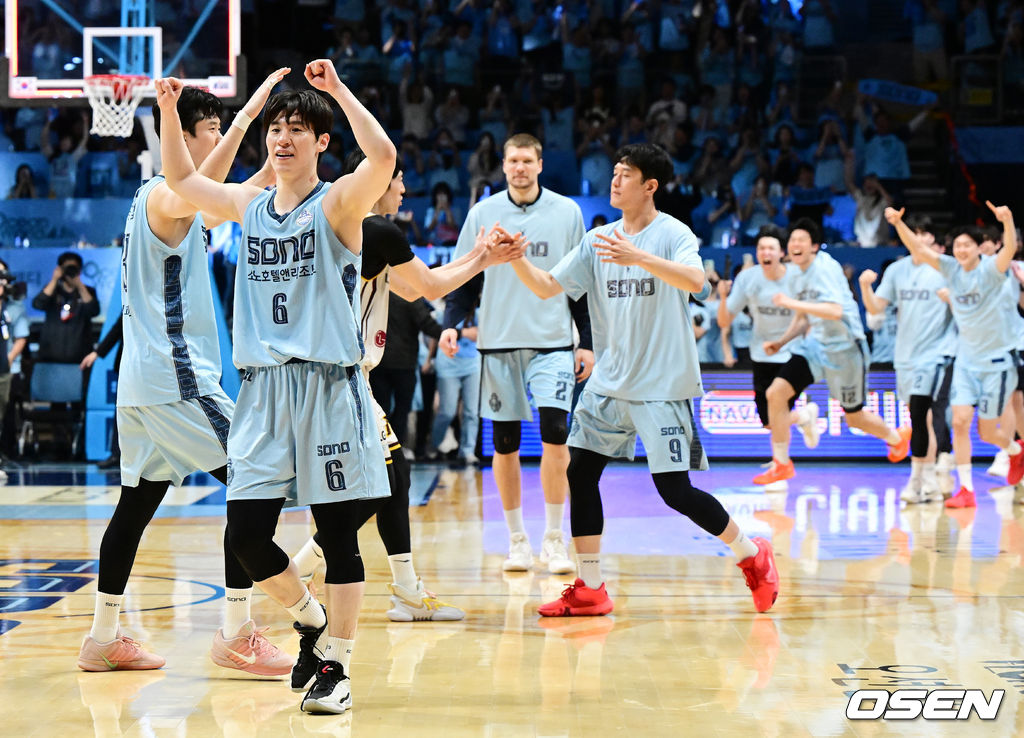소노의 태풍이 정규리그 챔피언 LG마저 삼켰다. 고양 소노는 27일 고양소노아레나에서 개최된 2025-26 LG전자 프로농구 4강 플레이오프 3차전에서 창원 LG를 90-80로 이겼다. 3연승을 달린 소노는 창단 첫 챔피언결정전에 진출했다. 경기를 마치고 소노 이정현가 승리를 기뻐하고 있다. 2026.04.27 / jpnews@osen.co.kr