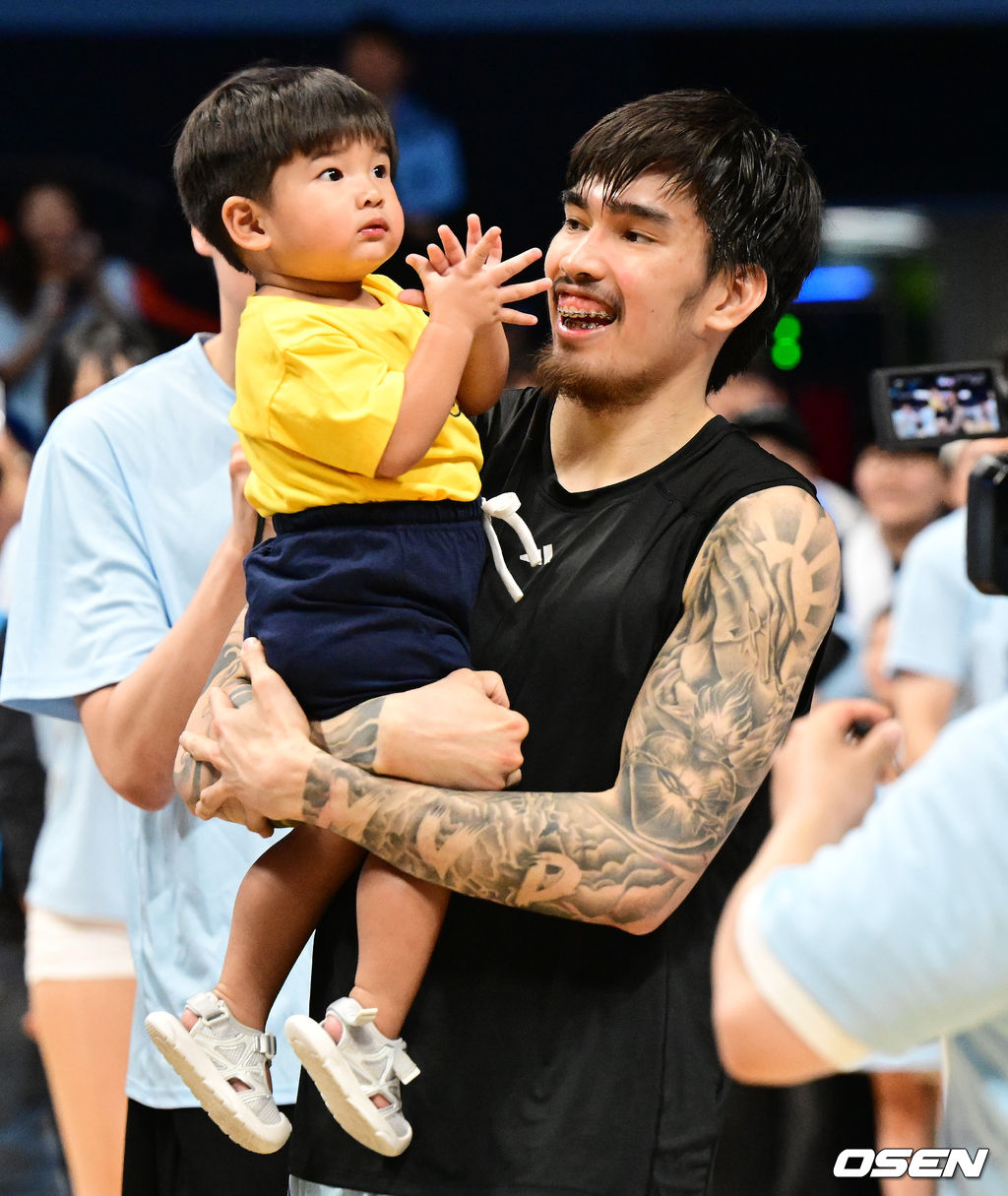 소노의 태풍이 정규리그 챔피언 LG마저 삼켰다. 고양 소노는 27일 고양소노아레나에서 개최된 2025-26 LG전자 프로농구 4강 플레이오프 3차전에서 창원 LG를 90-80로 이겼다. 3연승을 달린 소노는 창단 첫 챔피언결정전에 진출했다. 경기를 마치고 소노 켐바오가 아들과 승리를 기뻐하고 있다. 2026.04.27 / jpnews@osen.co.kr