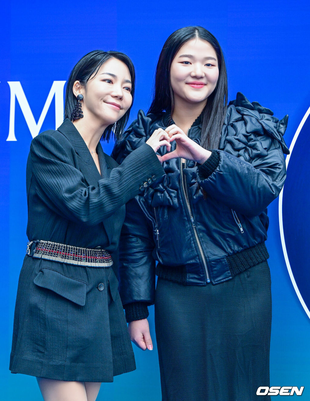 5일 서울 동대문디자인플라자(DDP)에서 '2026 F/W 서울패션위크' 줄라이칼럼 패션쇼 진행됐다.2026 F/W 서울패션위크는 오는 8일까지 DDP를 중심으로 패션쇼(15개 브랜드), 트레이드쇼(92개 브랜드), 서울패션포럼, 시민참여 프로그램 등으로 꾸며진다. 통역사 이윤진과 딸 이소을 양이 포토타임을 하고 있다. 2026.02.05 / dreamer@osen.co.kr