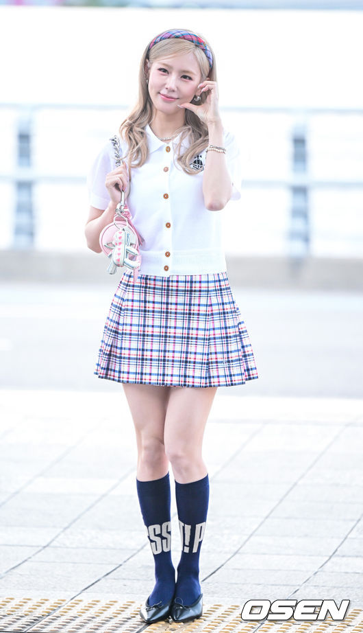 [OSEN=인천공항, 최규한 기자] 걸그룹 아이들 미연이 28일 오전 해외 일정 참석을 위해 인천공항을 통해 마카오로 출국했다.아이들 미연은 마카오에서 열리는 해외 브랜드 주얼리 전시회 오프닝 행사에 참석할 예정이다.아이들 미연이 출국하며 팬들과 취재진을 향해 인사를 전하고 있다. 2026.04.28 / dreamer@osen.co.kr