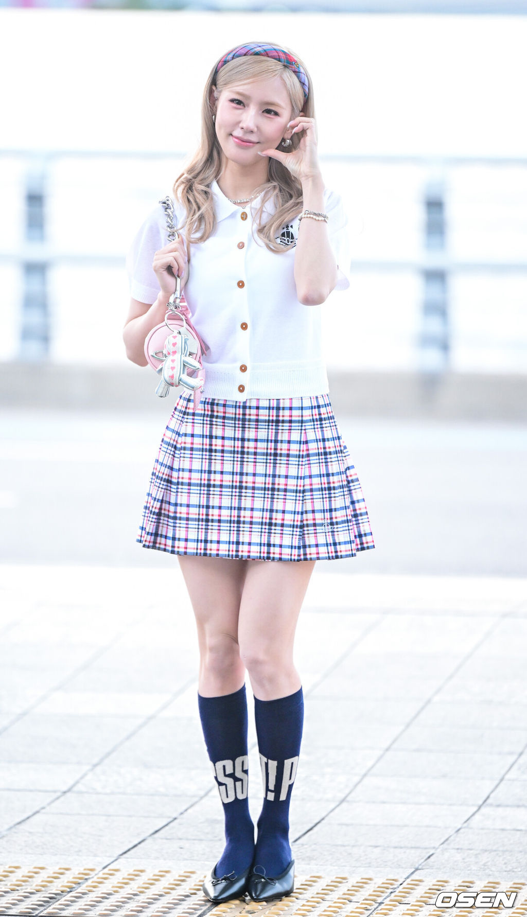 걸그룹 아이들 미연이 28일 오전 해외 일정 참석을 위해 인천공항을 통해 마카오로 출국했다.아이들 미연은 마카오에서 열리는 해외 브랜드 주얼리 전시회 오프닝 행사에 참석할 예정이다.아이들 미연이 출국하며 팬들과 취재진을 향해 인사를 전하고 있다. 2026.04.28 / dreamer@osen.co.kr