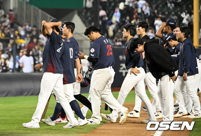 [OSEN=잠실, 이대선 기자] 프로야구 LG 트윈스가 롯데 자이언츠를 꺾고 8연승을 질주했다.  LG는 14일 서울 잠실구장에서 열린 2026 KBO리그 롯데와 시즌 첫 '엘롯라시코'에서 2-1 한 점 차 승리를 거뒀다. 1-1 동점인 8회 오스틴의 결승 솔로 홈런이 터지면서 '연승'을 8까지 늘렸다. 경기 종료 후 롯데 선수들이 아쉬워하고 있다. 2026.04.14 /sunday@osen.co.kr