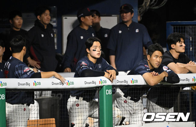 [OSEN=잠실, 이대선 기자] 프로야구 LG 트윈스가 롯데 자이언츠를 꺾고 8연승을 질주했다.  LG는 14일 서울 잠실구장에서 열린 2026 KBO리그 롯데와 시즌 첫 '엘롯라시코'에서 2-1 한 점 차 승리를 거뒀다. 1-1 동점인 8회 오스틴의 결승 솔로 홈런이 터지면서 '연승'을 8까지 늘렸다. 9회초 롯데 선수들이 더그아웃에서 경기를 바라보고 있다. 2026.04.14 /sunday@osen.co.kr