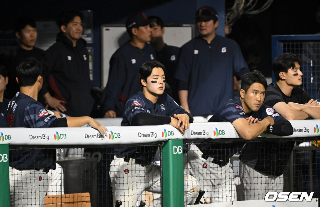 프로야구 LG 트윈스가 롯데 자이언츠를 꺾고 8연승을 질주했다.  LG는 14일 서울 잠실구장에서 열린 2026 KBO리그 롯데와 시즌 첫 '엘롯라시코'에서 2-1 한 점 차 승리를 거뒀다. 1-1 동점인 8회 오스틴의 결승 솔로 홈런이 터지면서 '연승'을 8까지 늘렸다. 9회초 롯데 선수들이 더그아웃에서 경기를 바라보고 있다. 2026.04.14 /sunday@osen.co.kr