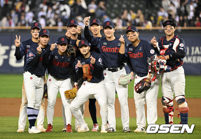 [OSEN=잠실, 이대선 기자] 프로야구 롯데 자이언츠가 LG 트윈스를 꺾고 2연패를 탈출했다. LG는 8연승에서 멈췄다.&nbsp;&nbsp;롯데는&nbsp;15일 서울 잠실구장에서 열린 2026 KBO리그 LG와 경기에서 2-0으로 승리했다.경기 종료 후 롯데 선수들이 승리의 기쁨을 나누고 있다. 2026.04.15 /sunday@osen.co.kr