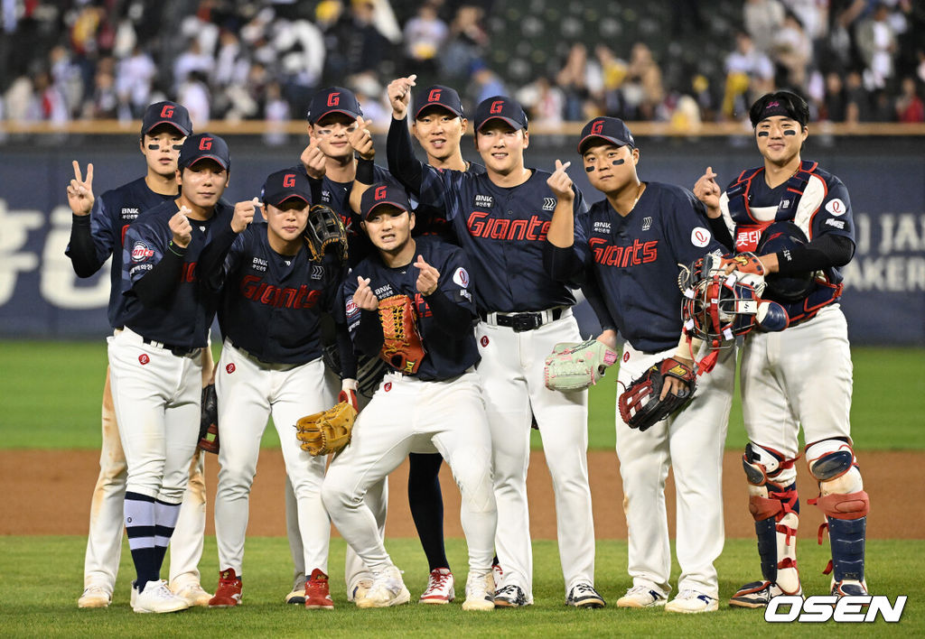 프로야구 롯데 자이언츠가 LG 트윈스를 꺾고 2연패를 탈출했다. LG는 8연승에서 멈췄다.  롯데는 15일 서울 잠실구장에서 열린 2026 KBO리그 LG와 경기에서 2-0으로 승리했다.경기 종료 후 롯데 선수들이 승리의 기쁨을 나누고 있다. 2026.04.15 /sunday@osen.co.kr