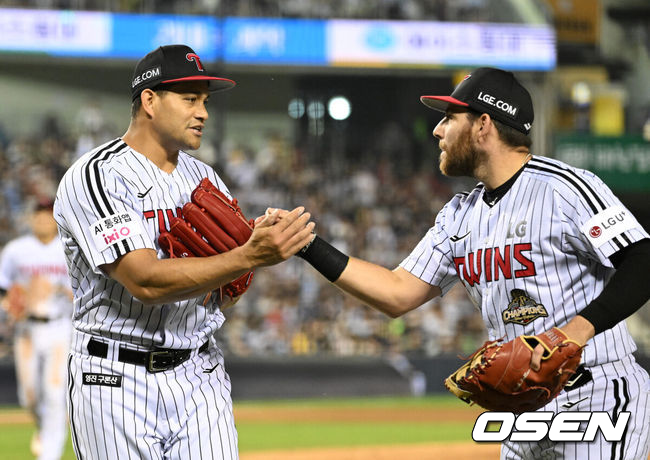 16일 서울 잠실야구장에서 2026 신한 SOL KBO리그 LG 트윈스와 롯데 자이언츠의 경기가 열렸다.이날 LG는 치리노스, 롯데는 로드리게스를 선발로 내세웠다.4회말 수비를 마친 LG 치리노스가 더그아웃으로 가며 오스틴과 환호하고 있다. 2026.04.16 /sunday@osen.co.kr