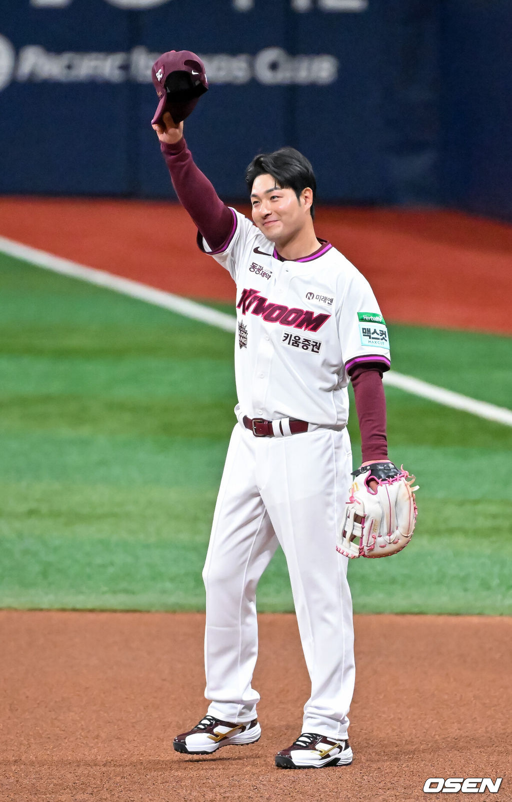 26일 오후 서울 고척스카이돔에서 2026 신한 SOL KBO리그 키움 히어로즈와 삼성 라이온즈의 경기가 열렸다.이날 키움은 박준현을, 삼성은 장찬희를 선발투수로 내세운다.경기 전 박병호 코치가 4번타자 1루수로 나선 후 플레이볼때 교체되며 인사를 하고 있다. 2026.04.26 / rumi@osen.co.kr