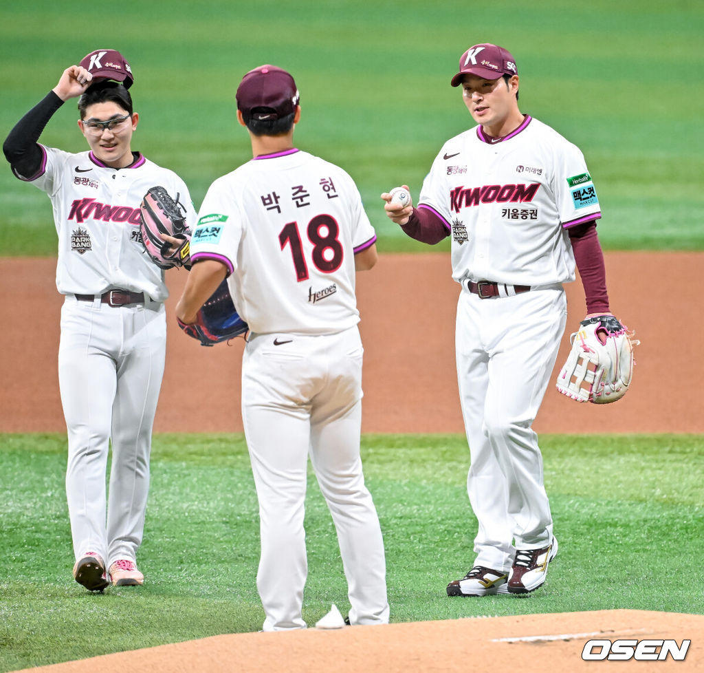 26일 오후 서울 고척스카이돔에서 2026 신한 SOL KBO리그 키움 히어로즈와 삼성 라이온즈의 경기가 열렸다.이날 키움은 박준현을, 삼성은 장찬희를 선발투수로 내세운다.경기 전 박병호 코치가 4번타자 1루수로 나서며 박준현 선발 투수에게 볼을 넘기고 있다. 2026.04.26 / rumi@osen.co.kr