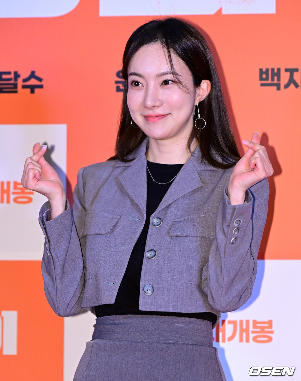 20일 오후 서울 CGV용산아이파크몰에서 영화 ‘웅남이‘ VIP 시사회 포토월 행사가 열렸다.오는 22일 개봉 예정인 ‘웅남이’는 인간을 초월하는 짐승 같은 능력으로 국제 범죄 조직에 맞서는 웅남(박성웅 분)의 좌충우돌 코미디 영화다. 단군신화에 나오는 '쑥과 마늘을 먹고 인간이 된 곰' 설화를 재해석한 영화로, 개그맨 박성광이 내놓는 첫 상업영화로 주목을 받고 있다.개그맨 김나희가 포즈를 취하고 있다. 2023.03.20 /jpnews@osen.co.kr