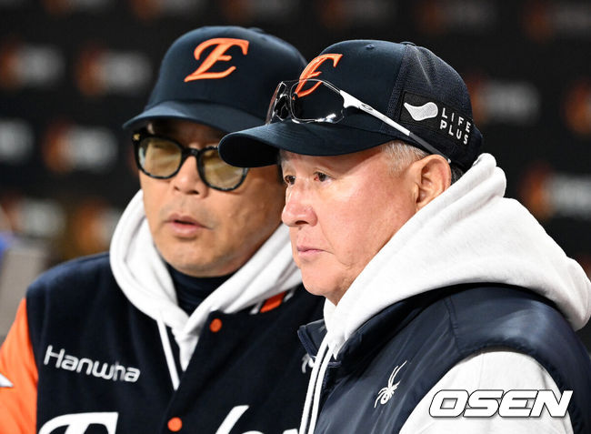한화 양상문 코치-김경문 감독. /OSEN DB
