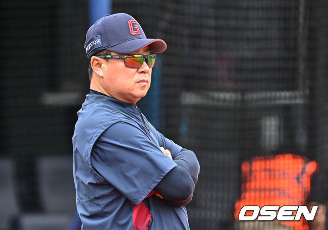 [OSEN=부산, 이석우 기자] 28일 부산 사직야구장에서 2026 신한 SOL KBO 리그 롯데 자이언츠와 키움 히어로즈의 경기가 열린다. 홈팀 롯데는 김진욱이, 방문팀 키움은 알칸타라가 선발 출전한다.롯데 자이언츠 김태형 감독이 선수들의 훈련을 지켜보고 있다. 2026.04.28 / foto0307@osen.co.kr