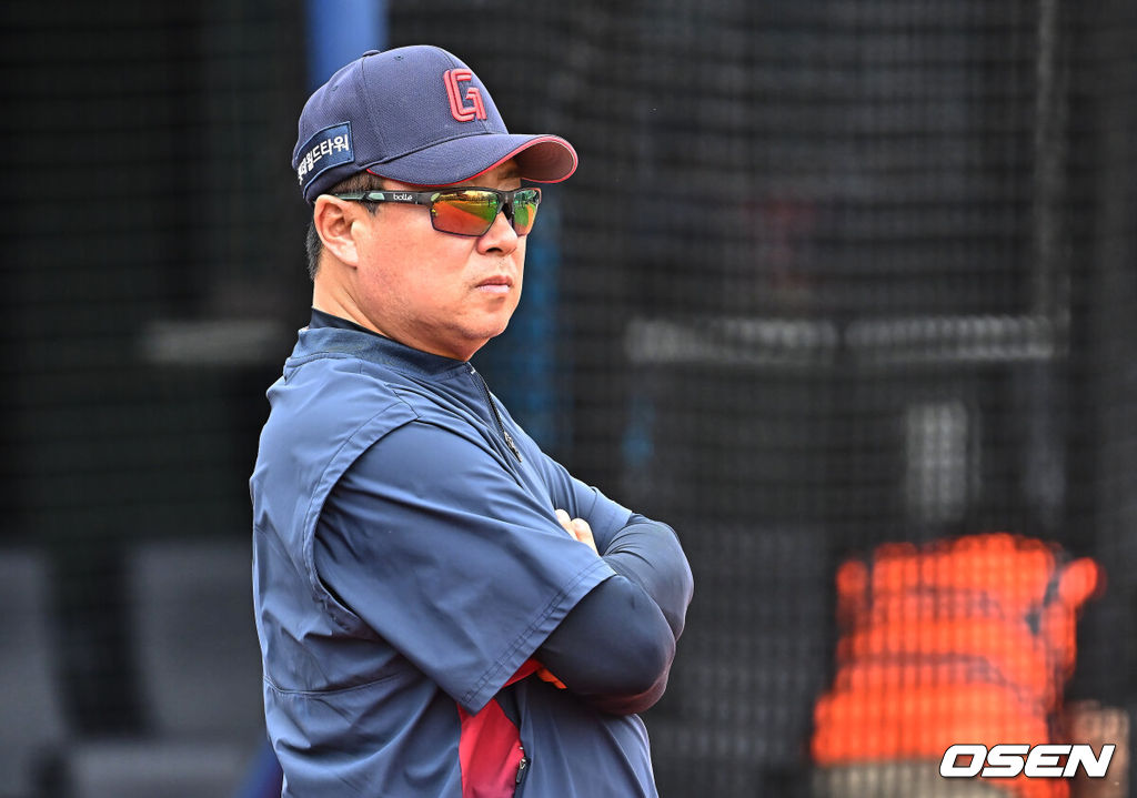 28일 부산 사직야구장에서 2026 신한 SOL KBO 리그 롯데 자이언츠와 키움 히어로즈의 경기가 열린다. 홈팀 롯데는 김진욱이, 방문팀 키움은 알칸타라가 선발 출전한다.롯데 자이언츠 김태형 감독이 선수들의 훈련을 지켜보고 있다. 2026.04.28 / foto0307@osen.co.kr