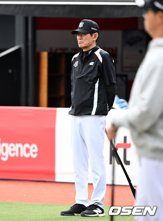 [OSEN=수원, 이대선 기자] 28일 수원 KT위즈파크에서 2026 신한 SOL KBO리그 KT 위즈와 LG 트윈스의 경기가 열렸다.이날 KT는 맷 사우어, LG는 라클란 웰스를 선발로 내세웠다.경기에 앞서 KT 이강철 감독이 그라운드를 바라보고 있다. 2026.04.28 /sunday@osen.co.kr