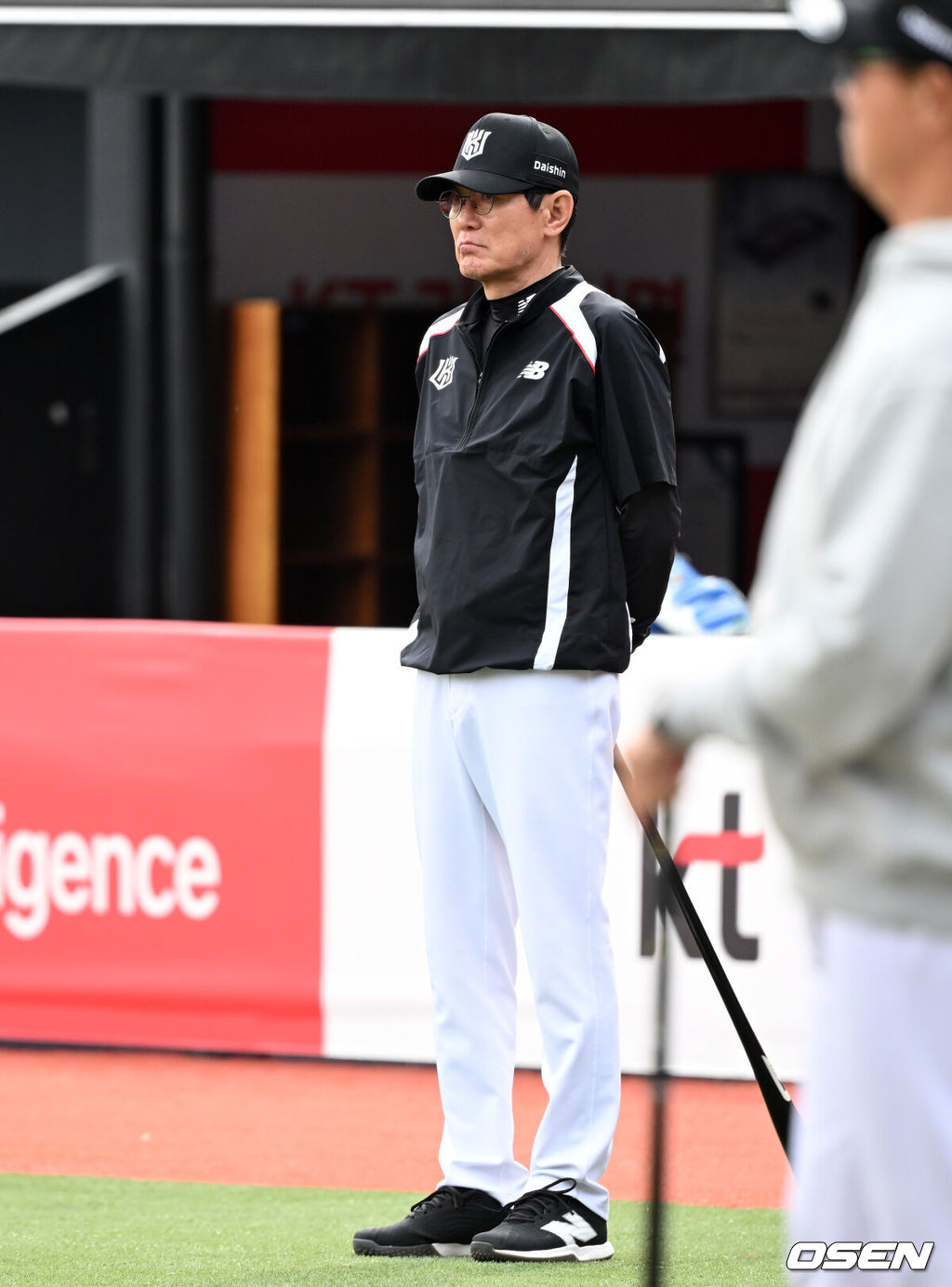 28일 수원 KT위즈파크에서 2026 신한 SOL KBO리그 KT 위즈와 LG 트윈스의 경기가 열렸다.이날 KT는 맷 사우어, LG는 라클란 웰스를 선발로 내세웠다.경기에 앞서 KT 이강철 감독이 그라운드를 바라보고 있다. 2026.04.28 /sunday@osen.co.kr