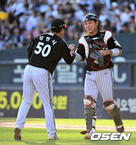 [OSEN=잠실, 이대선 기자] 25일 서울 잠실야구장에서 2026 신한 SOL KBO리그 두산 베어스와 LG 트윈스의 경기가 열렸다.이날 두산은 최민석, LG는 톨허스트를 선발로 내세웠다.경기 종료 후 LG 장현식과 이주헌이 승리의 기쁨을 나누고 있다. 2026.04.25 /sunday@osen.co.kr