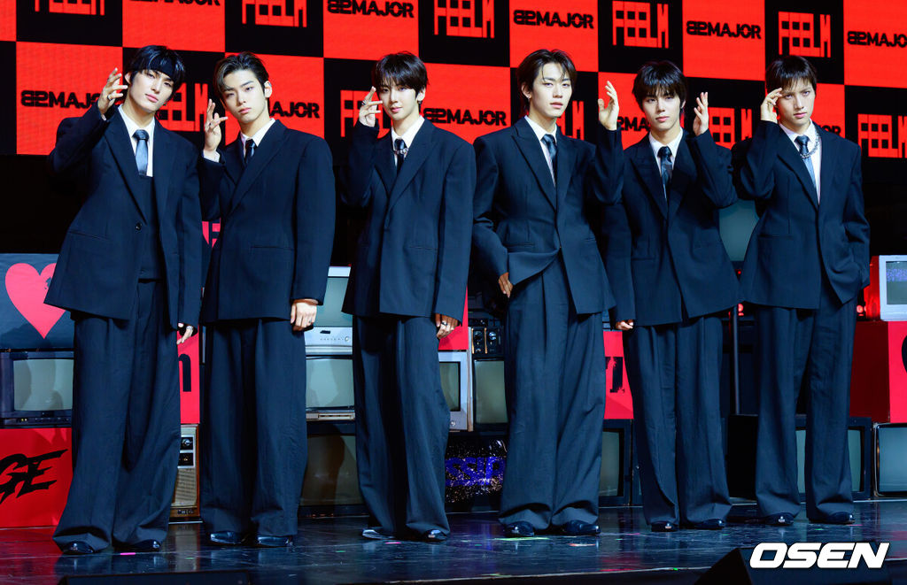 28일 서울 서대문구 창천동 예스24 원더로크홀에서 그룹 82메이저(82MAJOR) 미니 5집 'FEELM'(필름) 쇼케이스가 열렸다.타이틀곡 ‘Sign’(사인)은 82메이저의 성숙해진 매력을 극대화한 곡이다. 몽환적인 멜로디와 절제된 비트 위에 '너와 나 사이의 신호'를 가사로 녹여내 중독성 강한 훅을 완성했다.82메이저가 포토타임을 하고 있다. 2026.04.28 / jpnews@osen.co.kr