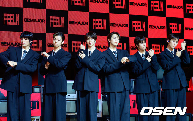 [OSEN=지형준 기자] 28일 서울 서대문구 창천동 예스24 원더로크홀에서 그룹 82메이저(82MAJOR) 미니 5집 'FEELM'(필름) 쇼케이스가 열렸다.타이틀곡 ‘Sign’(사인)은 82메이저의 성숙해진 매력을 극대화한 곡이다. 몽환적인 멜로디와 절제된 비트 위에 '너와 나 사이의 신호'를 가사로 녹여내 중독성 강한 훅을 완성했다.82메이저가 포토타임을 하고 있다. 2026.04.28&nbsp;/ jpnews@osen.co.kr