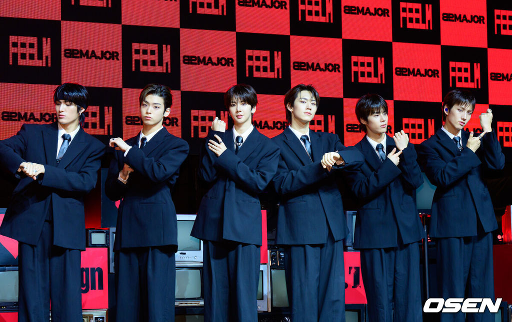 28일 서울 서대문구 창천동 예스24 원더로크홀에서 그룹 82메이저(82MAJOR) 미니 5집 'FEELM'(필름) 쇼케이스가 열렸다.타이틀곡 ‘Sign’(사인)은 82메이저의 성숙해진 매력을 극대화한 곡이다. 몽환적인 멜로디와 절제된 비트 위에 '너와 나 사이의 신호'를 가사로 녹여내 중독성 강한 훅을 완성했다.82메이저가 포토타임을 하고 있다. 2026.04.28 / jpnews@osen.co.kr