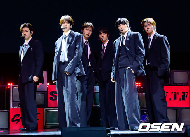 [OSEN=지형준 기자] 28일 서울 서대문구 창천동 예스24 원더로크홀에서 그룹 82메이저(82MAJOR) 미니 5집 'FEELM'(필름) 쇼케이스가 열렸다.타이틀곡 ‘Sign’(사인)은 82메이저의 성숙해진 매력을 극대화한 곡이다. 몽환적인 멜로디와 절제된 비트 위에 '너와 나 사이의 신호'를 가사로 녹여내 중독성 강한 훅을 완성했다.82메이저가 무대를 선보이고 있다. 2026.04.28&nbsp;/ jpnews@osen.co.kr