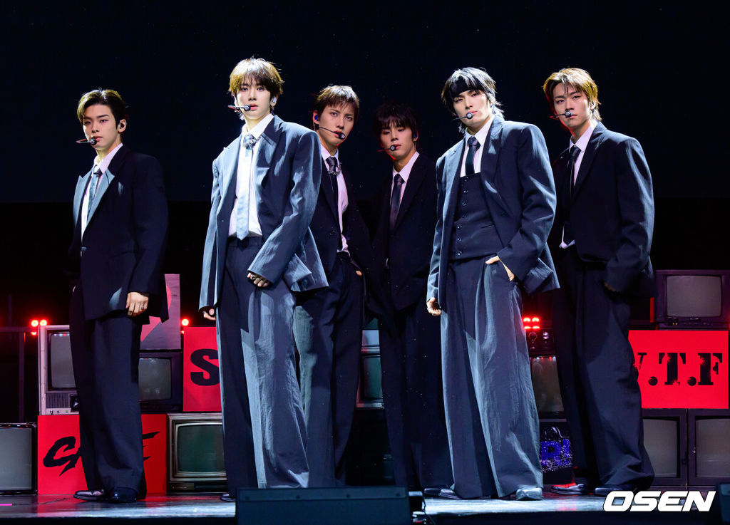 28일 서울 서대문구 창천동 예스24 원더로크홀에서 그룹 82메이저(82MAJOR) 미니 5집 'FEELM'(필름) 쇼케이스가 열렸다.타이틀곡 ‘Sign’(사인)은 82메이저의 성숙해진 매력을 극대화한 곡이다. 몽환적인 멜로디와 절제된 비트 위에 '너와 나 사이의 신호'를 가사로 녹여내 중독성 강한 훅을 완성했다.82메이저가 무대를 선보이고 있다. 2026.04.28 / jpnews@osen.co.kr