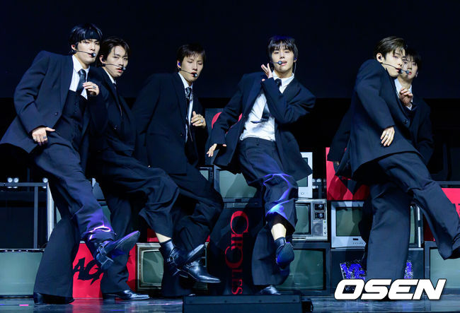 [OSEN=지형준 기자] 28일 서울 서대문구 창천동 예스24 원더로크홀에서 그룹 82메이저(82MAJOR) 미니 5집 'FEELM'(필름) 쇼케이스가 열렸다.타이틀곡 ‘Sign’(사인)은 82메이저의 성숙해진 매력을 극대화한 곡이다. 몽환적인 멜로디와 절제된 비트 위에 '너와 나 사이의 신호'를 가사로 녹여내 중독성 강한 훅을 완성했다.82메이저가 무대를 선보이고 있다. 2026.04.28&nbsp;/ jpnews@osen.co.kr