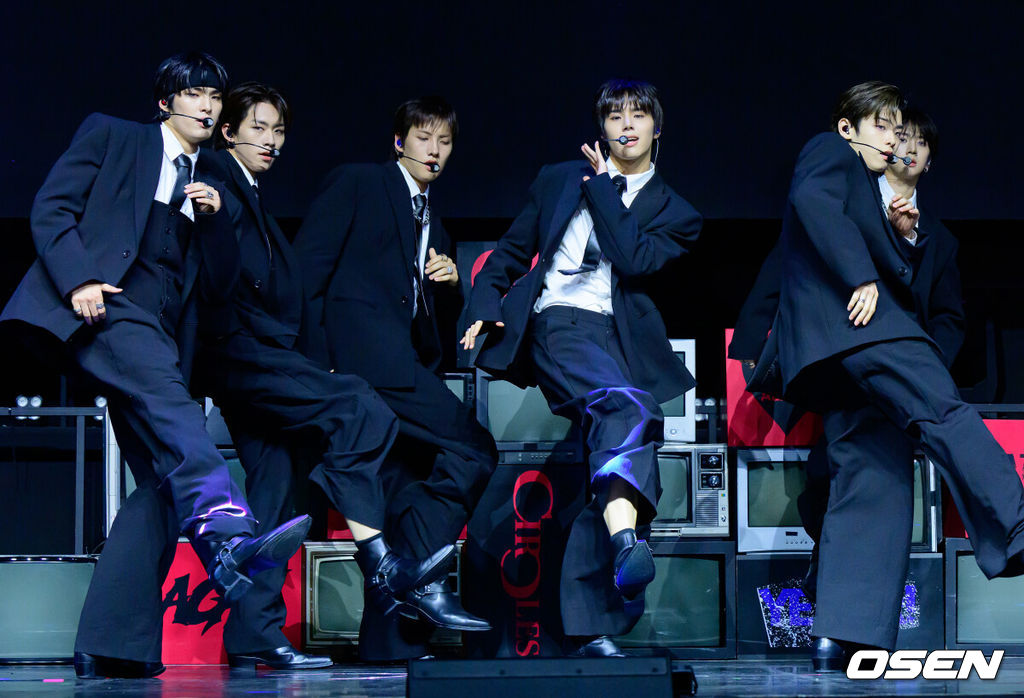 28일 서울 서대문구 창천동 예스24 원더로크홀에서 그룹 82메이저(82MAJOR) 미니 5집 'FEELM'(필름) 쇼케이스가 열렸다.타이틀곡 ‘Sign’(사인)은 82메이저의 성숙해진 매력을 극대화한 곡이다. 몽환적인 멜로디와 절제된 비트 위에 '너와 나 사이의 신호'를 가사로 녹여내 중독성 강한 훅을 완성했다.82메이저가 무대를 선보이고 있다. 2026.04.28 / jpnews@osen.co.kr