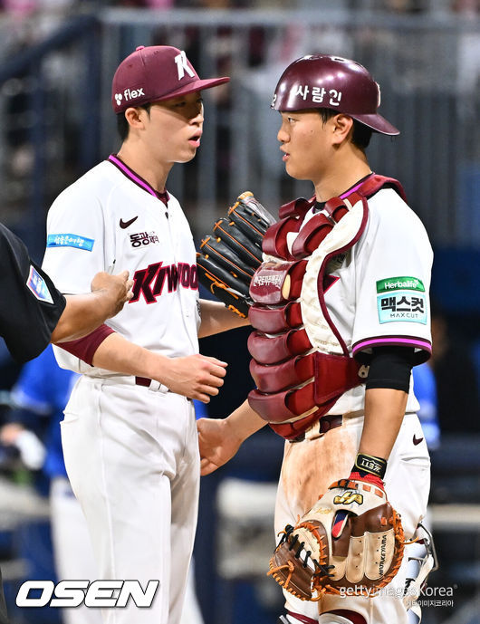 [OSEN=박준형 기자] 키움 배동현-김건희  / soul1014@osen.co.kr