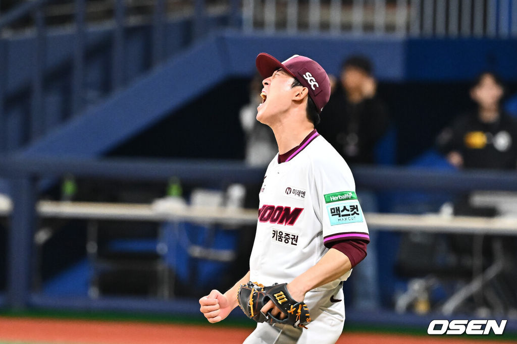 24일 오후 서울 고척스카이돔에서 2026 신한 SOL KBO리그 키움 히어로즈와 삼성 라이온즈의 경기가 진행됐다.이날 키움은 안우진을, 삼성은 이승현을 선발투수로 내세웠다.7회초 2사 만루 삼성 전병우를 풀카운트 승부 끝 삼진아웃 잡은 키움 배동현 투수가 환호하고 있다.   2026.04.24 / soul1014@osen.co.kr