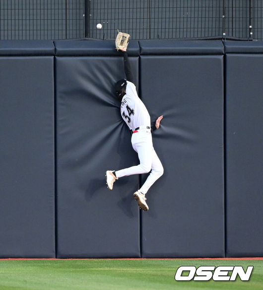 [OSEN=수원, 이대선 기자] 28일 수원 KT위즈파크에서 2026 신한 SOL KBO리그 KT 위즈와 LG 트윈스의 경기가 열렸다.이날 KT는 맷 사우어, LG는 라클란 웰스를 선발로 내세웠다.1회초 무사에서 KT 힐리어드가 LG 홍창기의 타구에 손을 뻗었지만 놓치고 있다. 2026.04.28 /sunday@osen.co.kr