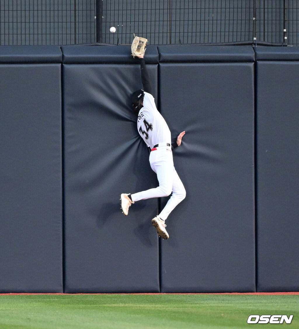28일 수원 KT위즈파크에서 2026 신한 SOL KBO리그 KT 위즈와 LG 트윈스의 경기가 열렸다.이날 KT는 맷 사우어, LG는 라클란 웰스를 선발로 내세웠다.1회초 무사에서 KT 힐리어드가 LG 홍창기의 타구에 손을 뻗었지만 놓치고 있다. 2026.04.28 /sunday@osen.co.kr