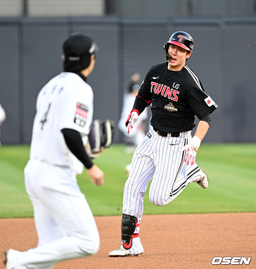 28일 수원 KT위즈파크에서 2026 신한 SOL KBO리그 KT 위즈와 LG 트윈스의 경기가 열렸다.이날 KT는 맷 사우어, LG는 라클란 웰스를 선발로 내세웠다.1회초 무사에서 LG 홍창기가 중월 3루타를 치고 그라운드를 달리고 있다. 2026.04.28 /sunday@osen.co.kr