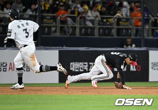 [OSEN=수원, 이대선 기자] 28일 수원 KT위즈파크에서 2026 신한 SOL KBO리그 KT 위즈와 LG 트윈스의 경기가 열렸다.이날 KT는 맷 사우어, LG는 라클란 웰스를 선발로 내세웠다.6회말 2사 2,3루에서 LG 천성호가 KT 장성우를 땅볼로 처리하고 환호하고 있다. 2026.04.28 /sunday@osen.co.kr