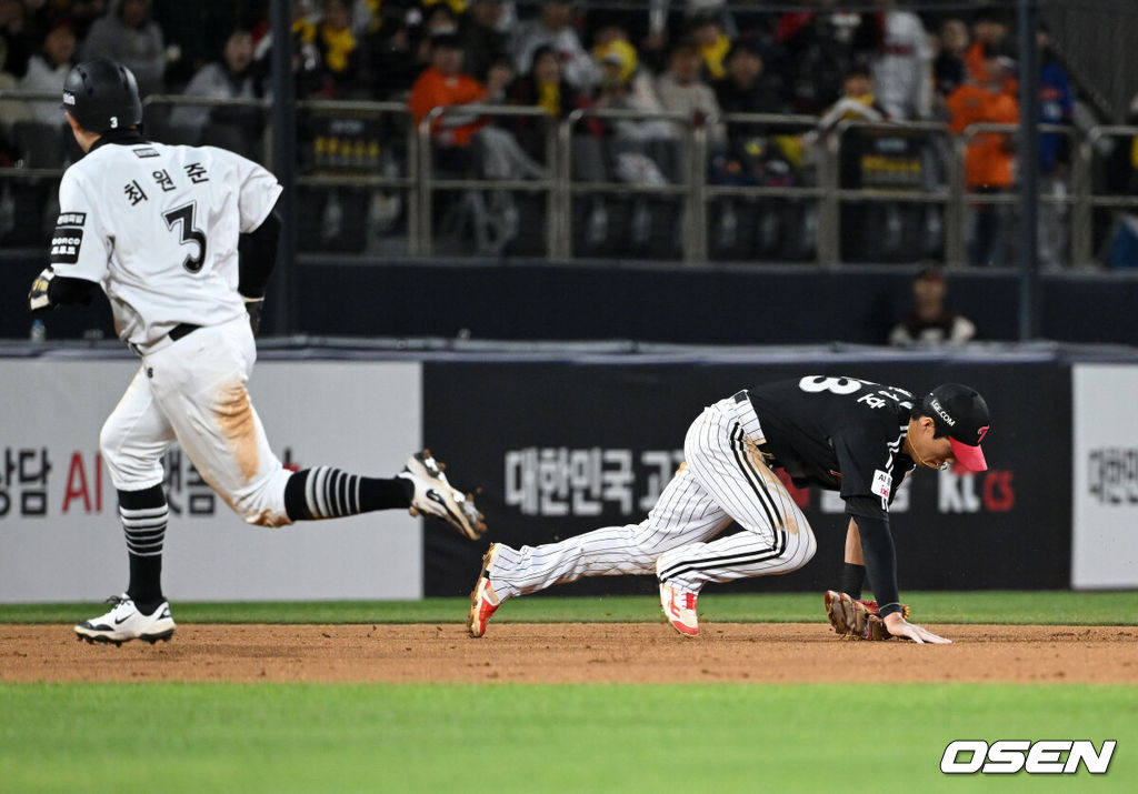 28일 수원 KT위즈파크에서 2026 신한 SOL KBO리그 KT 위즈와 LG 트윈스의 경기가 열렸다.이날 KT는 맷 사우어, LG는 라클란 웰스를 선발로 내세웠다.6회말 2사 2,3루에서 LG 천성호가 KT 장성우를 땅볼로 처리하고 환호하고 있다. 2026.04.28 /sunday@osen.co.kr