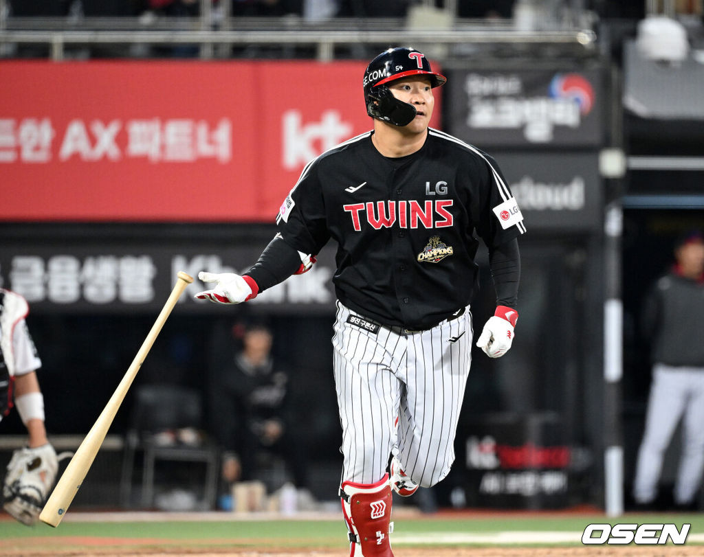 28일 수원 KT위즈파크에서 2026 신한 SOL KBO리그 KT 위즈와 LG 트윈스의 경기가 열렸다.이날 KT는 맷 사우어, LG는 라클란 웰스를 선발로 내세웠다.4회초 무사에서 LG 문보경이 우월 솔로 홈런을 치고 있다. 2026.04.28 /sunday@osen.co.kr