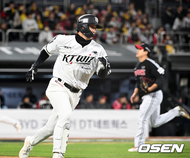 [OSEN=수원, 이대선 기자] 28일 수원 KT위즈파크에서 2026 신한 SOL KBO리그 KT 위즈와 LG 트윈스의 경기가 열렸다.이날 KT는 맷 사우어, LG는 라클란 웰스를 선발로 내세웠다.7회말 2사 2,3루에서 KT 김민혁이 좌전 2타점 적시타를 치고 그라운드를 달리고 있다. 2026.04.28 /sunday@osen.co.kr