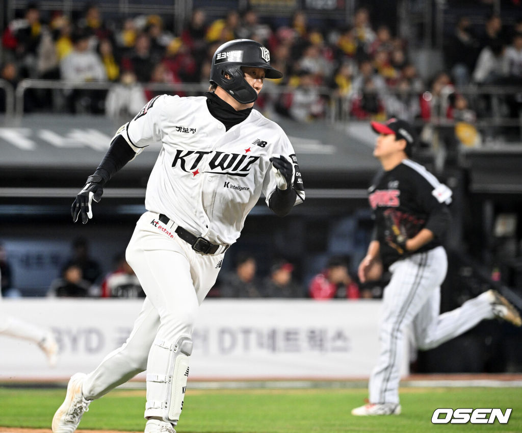 28일 수원 KT위즈파크에서 2026 신한 SOL KBO리그 KT 위즈와 LG 트윈스의 경기가 열렸다.이날 KT는 맷 사우어, LG는 라클란 웰스를 선발로 내세웠다.7회말 2사 2,3루에서 KT 김민혁이 좌전 2타점 적시타를 치고 그라운드를 달리고 있다. 2026.04.28 /sunday@osen.co.kr