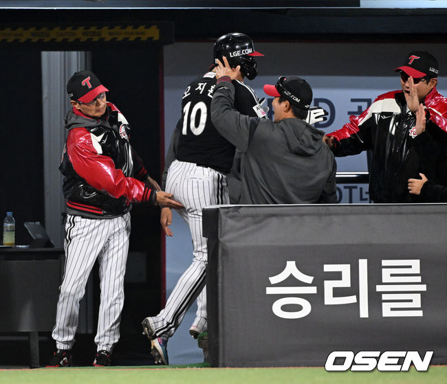 [OSEN=수원, 이대선 기자] 28일 수원 KT위즈파크에서 2026 신한 SOL KBO리그 KT 위즈와 LG 트윈스의 경기가 열렸다.이날 KT는 맷 사우어, LG는 라클란 웰스를 선발로 내세웠다.8회초 2사 1,2루에서 LG 염경엽 감독이 박동원의 좌전 적시타 때 홈을 밟은 오지환과 환호하고 있다. 2026.04.28 /sunday@osen.co.kr