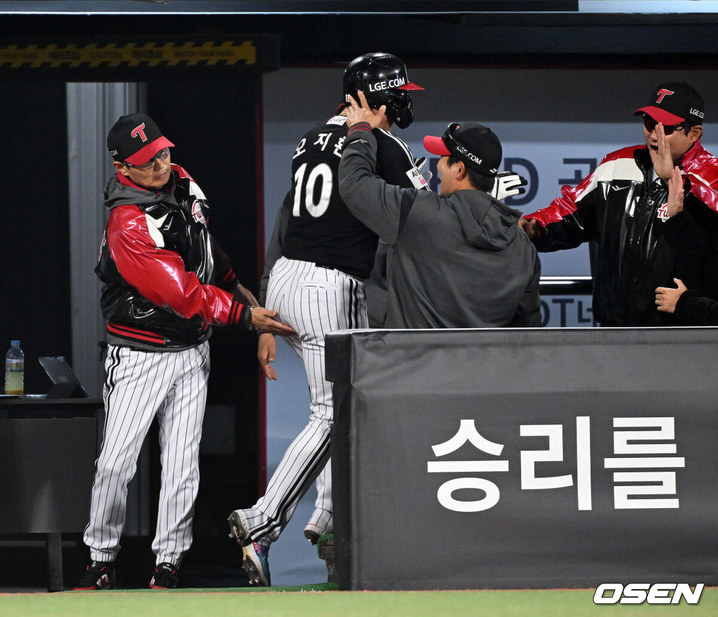 28일 수원 KT위즈파크에서 2026 신한 SOL KBO리그 KT 위즈와 LG 트윈스의 경기가 열렸다.이날 KT는 맷 사우어, LG는 라클란 웰스를 선발로 내세웠다.8회초 2사 1,2루에서 LG 염경엽 감독이 박동원의 좌전 적시타 때 홈을 밟은 오지환과 환호하고 있다. 2026.04.28 /sunday@osen.co.kr