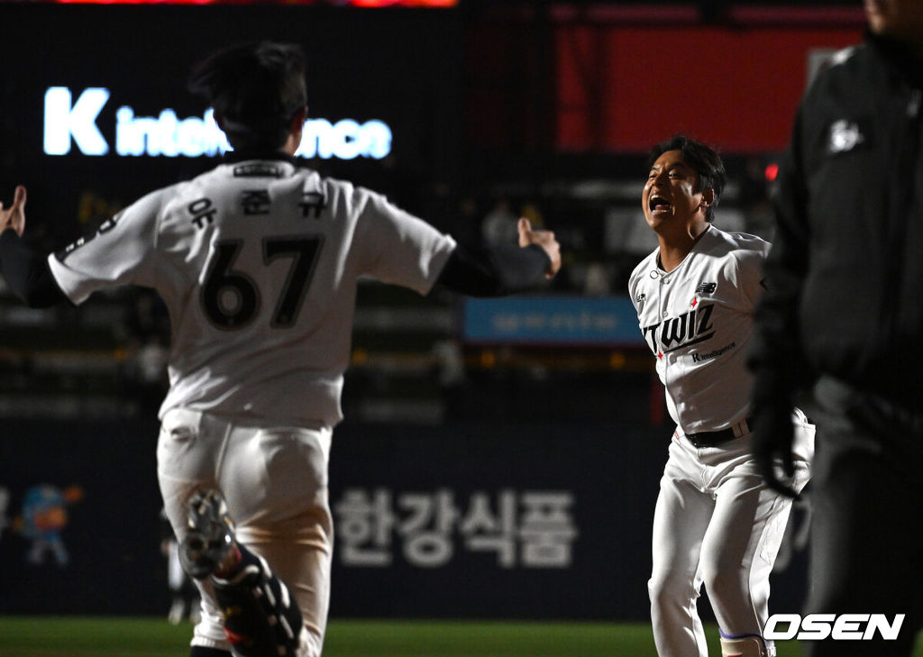 28일 수원 KT위즈파크에서 2026 신한 SOL KBO리그 KT 위즈와 LG 트윈스의 경기가 열렸다.이날 KT는 맷 사우어, LG는 라클란 웰스를 선발로 내세웠다.10회말 2사 1,2루에서 KT 강민성이 끝내기 안타를 치고 환호하고 있다. 2026.04.28 /sunday@osen.co.kr