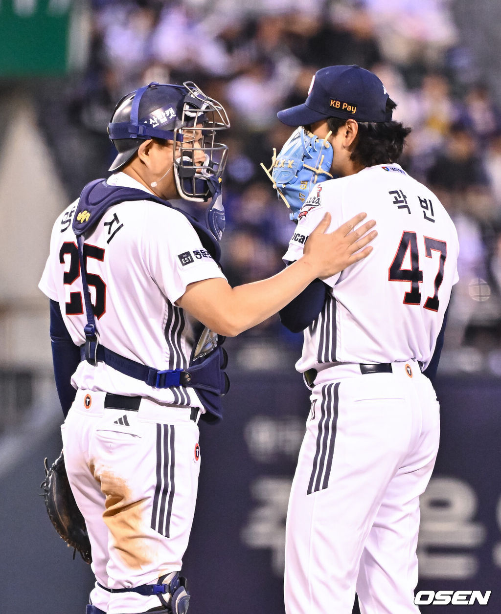 28일 오후 서울 잠실구장에서 2026 신한 SOL KBO리그 두산 베어스와 삼성 라이온즈의 경기가 진행됐다.이날 두산은 곽빈을, 삼성은 후라도를 선발투수로 내세웠다.4회초 2실점 허용한 두산 양의지 포수가 마운드 방문해 곽빈 선발투수와 이야기를 나누고 있다.   2026.04.28 / soul1014@osen.co.kr