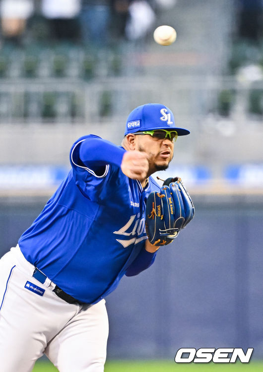 [OSEN=잠실, 박준형 기자] 28일 오후 서울 잠실구장에서 2026 신한 SOL KBO리그 두산 베어스와 삼성 라이온즈의 경기가 진행됐다.이날 두산은 곽빈을, 삼성은 후라도를 선발투수로 내세웠다. 1회말 삼성 선발투수 후라도가 역투하고 있다.   2026.04.28 / soul1014@osen.co.kr