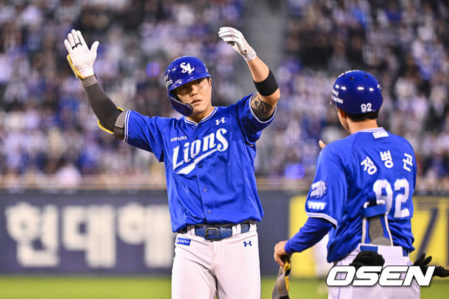 [OSEN=잠실, 박준형 기자] 28일 오후 서울 잠실구장에서 2026 신한 SOL KBO리그 두산 베어스와 삼성 라이온즈의 경기가 진행됐다.이날 두산은 곽빈을, 삼성은 후라도를 선발투수로 내세웠다.4회초 1사 3루 삼성 류지혁이 1타점 적시타를 날리고 세리머니를 하고 있다.  2026.04.28 / soul1014@osen.co.kr