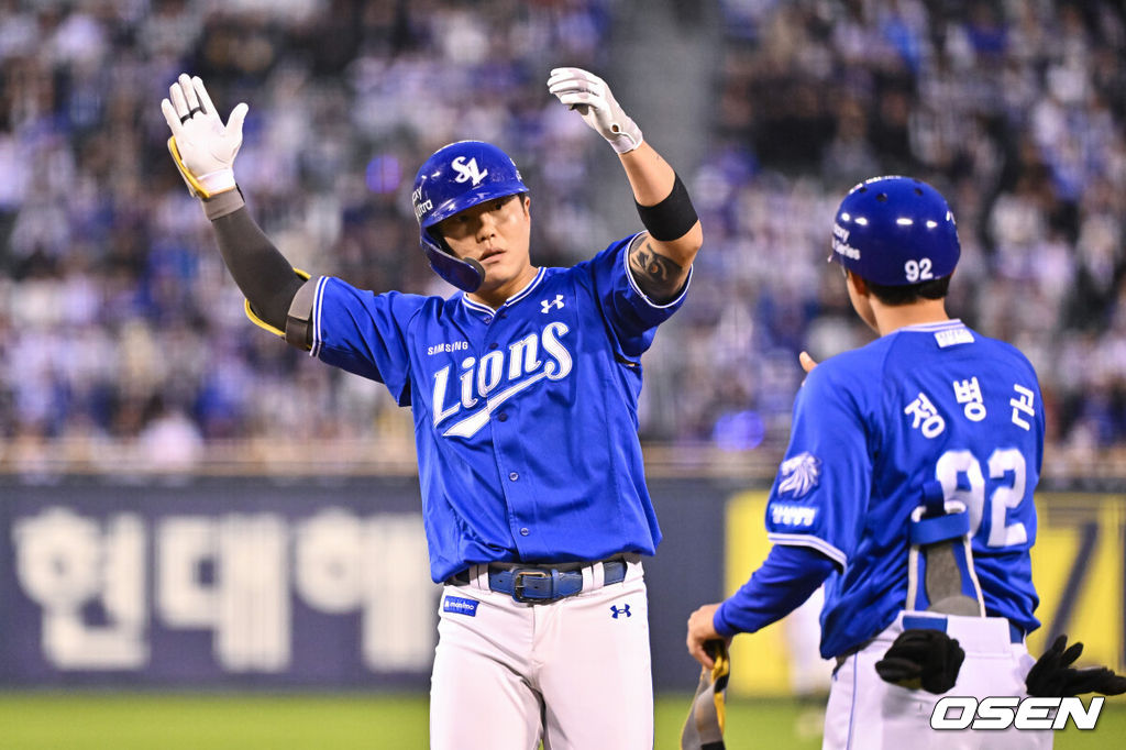 28일 오후 서울 잠실구장에서 2026 신한 SOL KBO리그 두산 베어스와 삼성 라이온즈의 경기가 진행됐다.이날 두산은 곽빈을, 삼성은 후라도를 선발투수로 내세웠다.4회초 1사 3루 삼성 류지혁이 1타점 적시타를 날리고 세리머니를 하고 있다.  2026.04.28 / soul1014@osen.co.kr