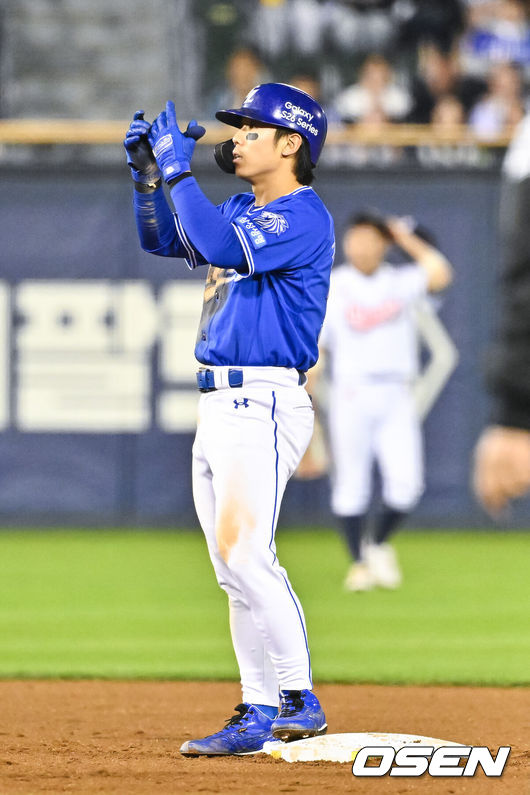 [OSEN=잠실, 박준형 기자] 28일 오후 서울 잠실구장에서 2026 신한 SOL KBO리그 두산 베어스와 삼성 라이온즈의 경기가 진행됐다.이날 두산은 곽빈을, 삼성은 후라도를 선발투수로 내세웠다.5회초 2사 1루 삼성 김성윤이 1타점 적시 2루타를 날린뒤 세리머니를 하고 있다.     2026.04.28 / soul1014@osen.co.kr