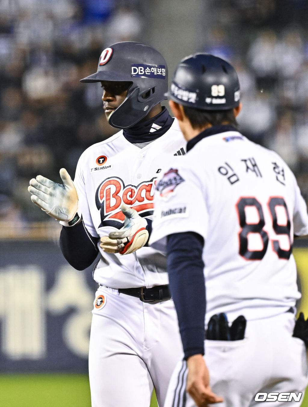 28일 오후 서울 잠실구장에서 2026 신한 SOL KBO리그 두산 베어스와 삼성 라이온즈의 경기가 진행됐다.이날 두산은 곽빈을, 삼성은 후라도를 선발투수로 내세웠다.9회말 1사 만루 두산 카메론이 동점 2타점 적시타를 날린뒤 박수를 치고 있다.     2026.04.28 / soul1014@osen.co.kr