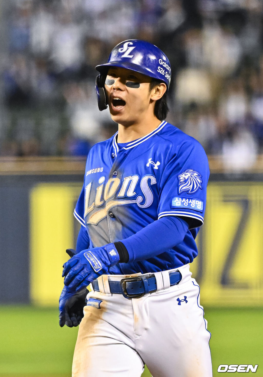 28일 오후 서울 잠실구장에서 2026 신한 SOL KBO리그 두산 베어스와 삼성 라이온즈의 경기가 진행됐다.이날 두산은 곽빈을, 삼성은 후라도를 선발투수로 내세웠다.연장 10회초 1사 2루 삼성 김성윤이 재역전 1타점 적시타를 날린뒤 환호하고 있다.     2026.04.28 / soul1014@osen.co.kr