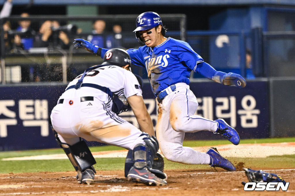 28일 오후 서울 잠실구장에서 2026 신한 SOL KBO리그 두산 베어스와 삼성 라이온즈의 경기가 진행됐다.이날 두산은 곽빈을, 삼성은 후라도를 선발투수로 내세웠다.연장 10회초 1사 2루 삼성 최형우의 1타점 적시타때 2루 주자 김성윤이 홈쇄도해 득점 성공하고 있다.      2026.04.28 / soul1014@osen.co.kr