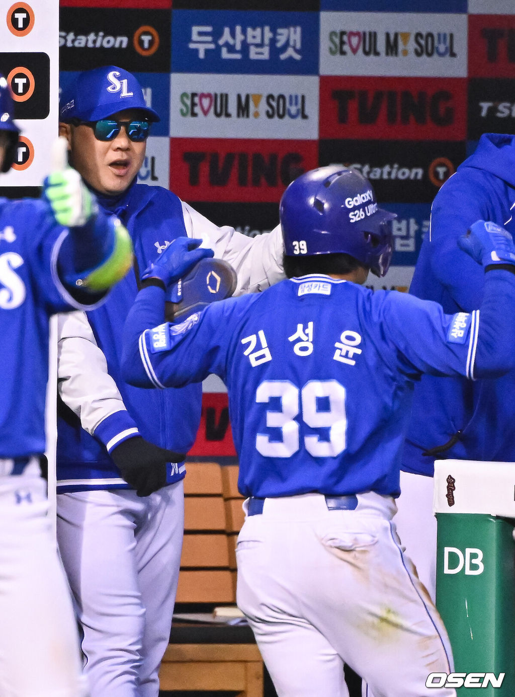 28일 오후 서울 잠실구장에서 2026 신한 SOL KBO리그 두산 베어스와 삼성 라이온즈의 경기가 진행됐다.이날 두산은 곽빈을, 삼성은 후라도를 선발투수로 내세웠다.4회초 무사 2,3루 삼성 디아즈의 선취 1타점 희생플라이때 박진만 감독이 홈을 밟은 3루 주자 김성윤을 맞이하고 있다   2026.04.28 / soul1014@osen.co.kr